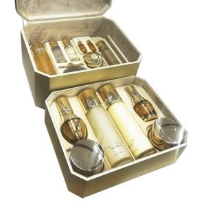 Премиальный набор O HUI The First Geniture Firstage Special Set с 14 средствами по уходу за кожей: софтнер, эмульсия, сыворотка и антивозрастной крем для глубокого увлажнения и сияния кожи.